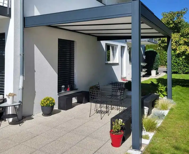 Pergola Design Gris Anthracite au Mont-sur-Lausanne dans le canton de Vaud