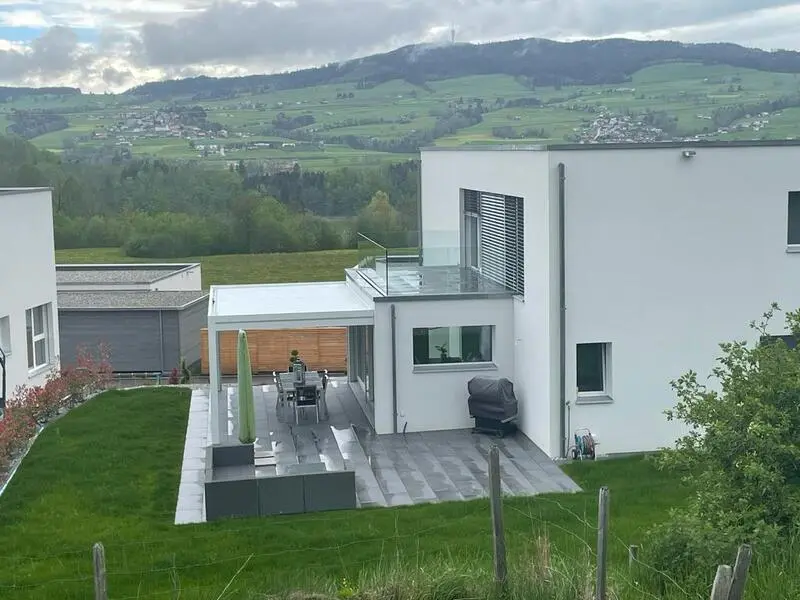 Pergola à lames orientables à Orsières dans le canton du Valais 